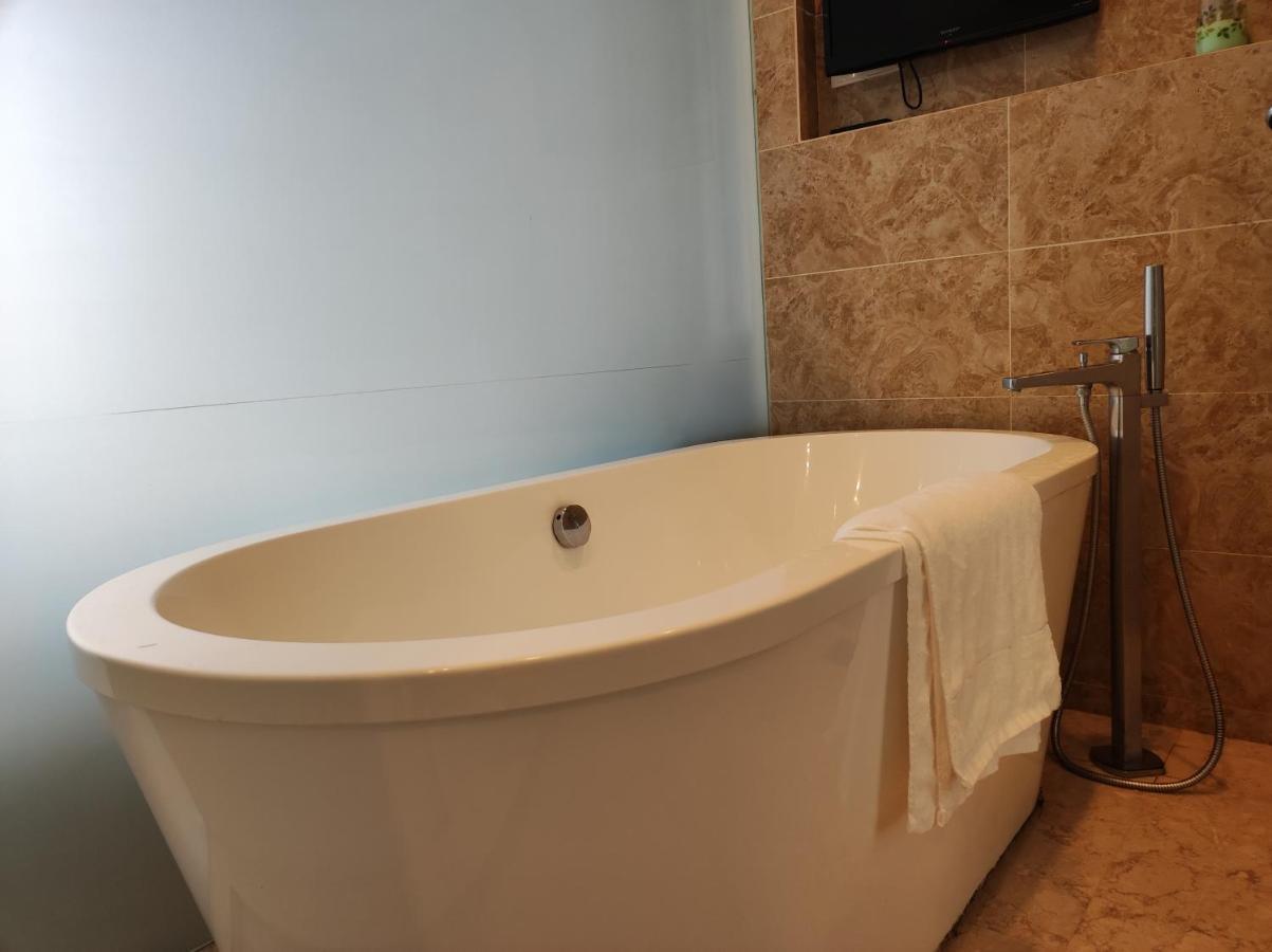 Dorsett Bukit Bintang, Premium Bed, Bathtub, Starhill Pavilion, Netflix, Infinity Pool * Kuala Lumpur